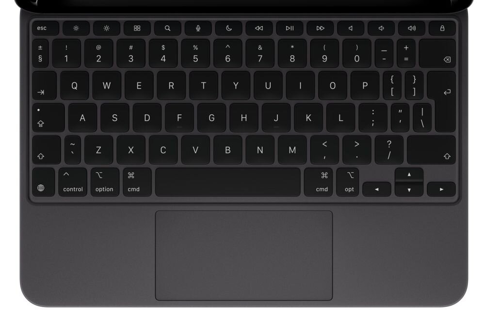 Czarna klawiatura z układem QWERTY, posiada klawisze funkcyjne oraz touchpad poniżej klawiszy. Widoczne są klawisze takie jak \'control\', \'option\', \'cmd\' oraz strzałki kierunkowe.