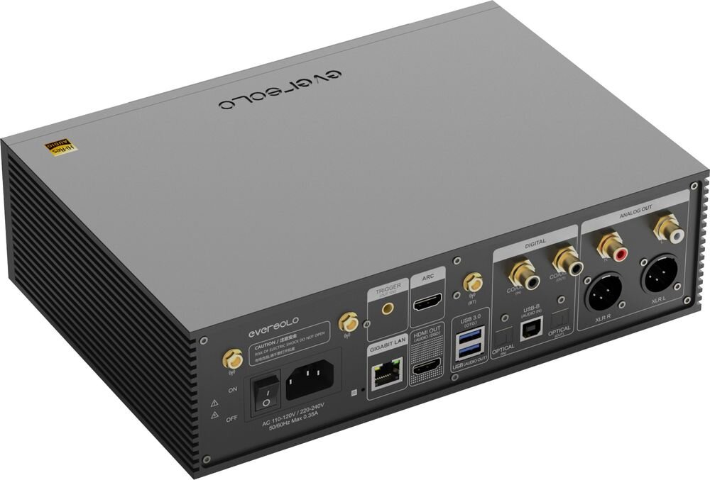 Na obrazie widoczny jest czarny odtwarzacz sieciowy z logo \'eversolo\' na górze. Tylny panel urządzenia zawiera różne złącza, w tym HDMI, USB, Ethernet oraz wyjścia audio XLR i RCA.