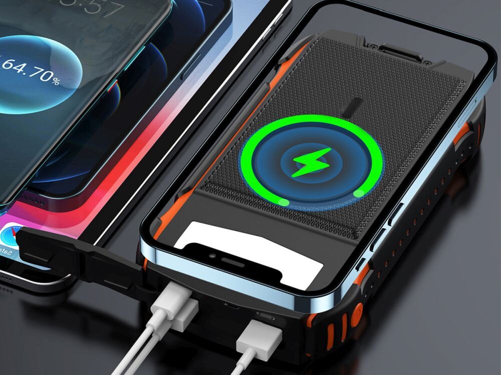 Na obrazie widoczny jest powerbank z dwoma podłączonymi kablami USB oraz smartfon z wyświetlaczem pokazującym poziom naładowania 64,70%. Powerbank ma czarną obudowę z pomarańczowymi akcentami i widocznym symbolem ładowania bezprzewodowego.