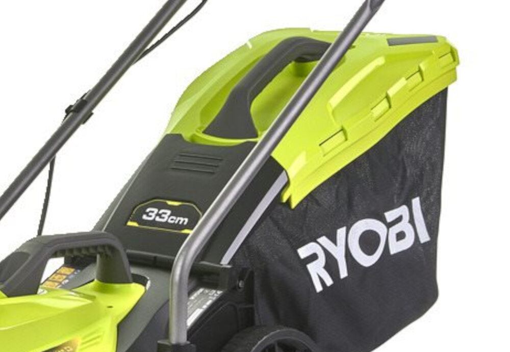 Na obrazie widoczna jest część kosiarki akumulatorowej z napisem \'33cm\' oraz logo \'RYOBI\' na czarnym worku. Kosiarka ma zielono-czarną kolorystykę.