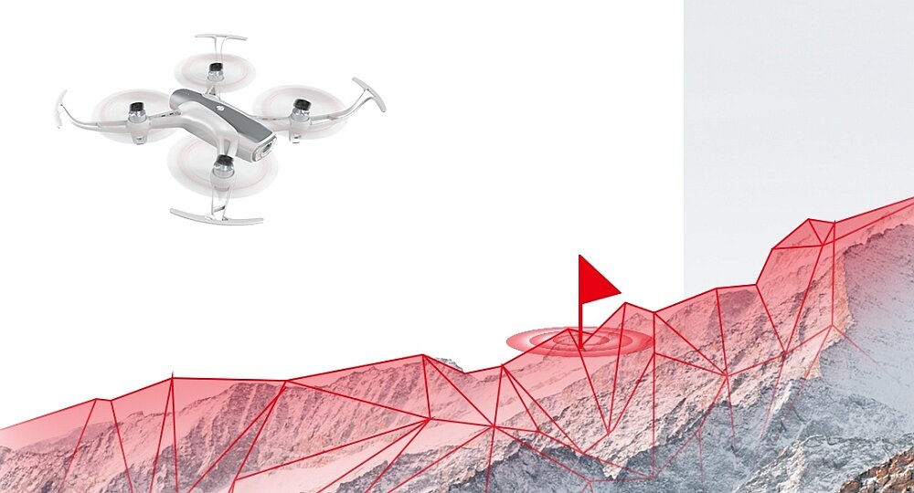 Na obrazie widoczny jest dron z czterema śmigłami unoszący się nad górzystym terenem. Na tle gór znajduje się czerwona siatka z flagą, sugerująca trasę lub punkt orientacyjny.