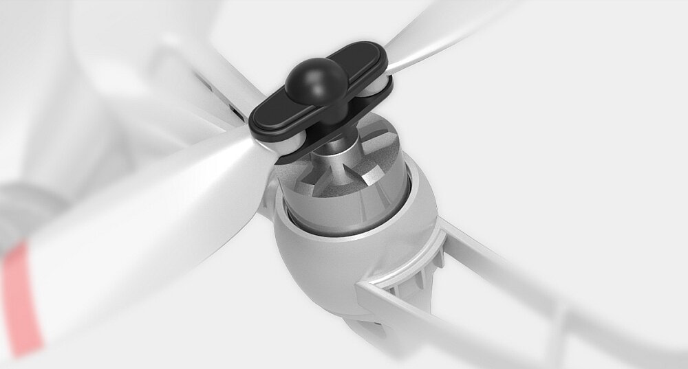 Zbliżenie na śmigło drona z widocznym mechanizmem mocującym w kolorze srebrnym i czarnym. Śmigło jest białe z czerwonym akcentem na końcu.