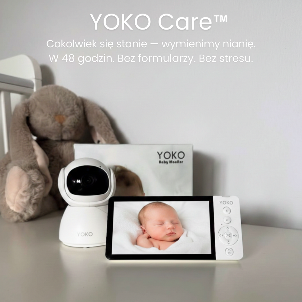 Na zdjęciu znajduje się biały monitor niani video YOKO z ekranem wyświetlającym śpiące dziecko oraz kamera. W tle widoczny jest pluszowy królik i pudełko z napisem \'YOKO Baby Monitor\'.