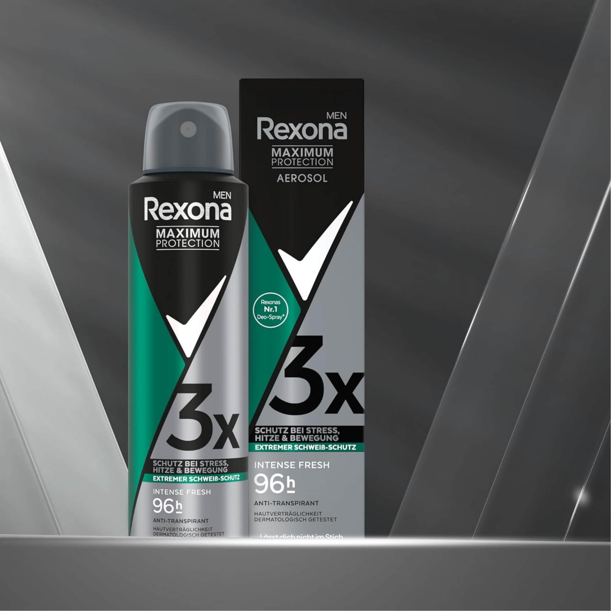 Obraz przedstawia antyperspirant w sprayu Rexona Men Maximum Protection o zapachu Intense Fresh, z oznaczeniem 96h ochrony. Opakowanie jest czarno-srebrne z zielonymi akcentami i dużym napisem \'3x\'.