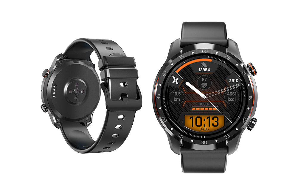 Na obrazie widoczny jest czarny smartwatch z okrągłym wyświetlaczem, na którym pokazane są dane takie jak liczba kroków, tętno, temperatura, dystans i kalorie. Obok zegarka widoczna jest jego tylna część z czujnikami i paskiem z otworami.