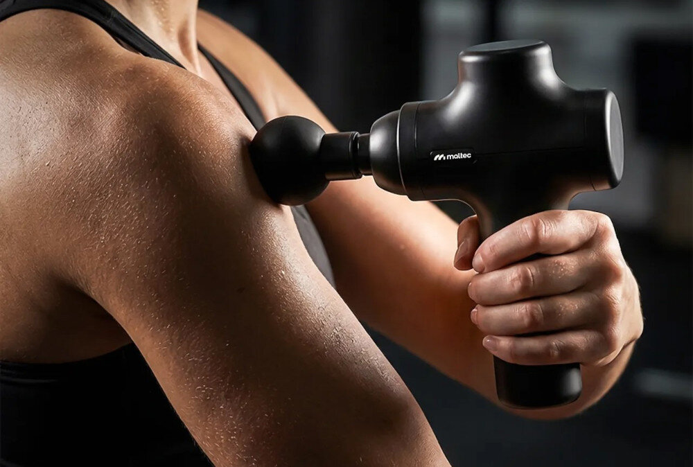 Masażer ręczny Gun MALTEC 113859 BodyBeat Go zdjęcie lifestyle 4 poziomy prędkości 4 poziomy intensywności Wskaźniki LED