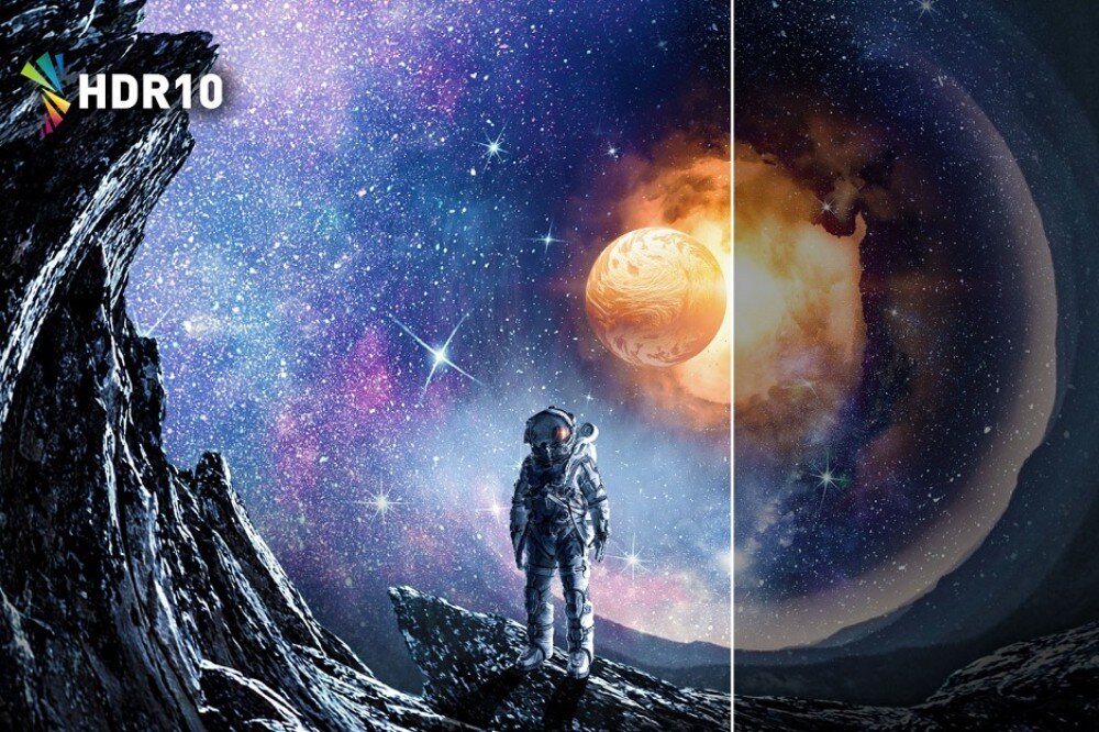 Monitor ACER SA322QU E Kadr przedstawiający astronautę na skalistej planecie z napisem 'HDR10' w rogu, podzielony na dwie części