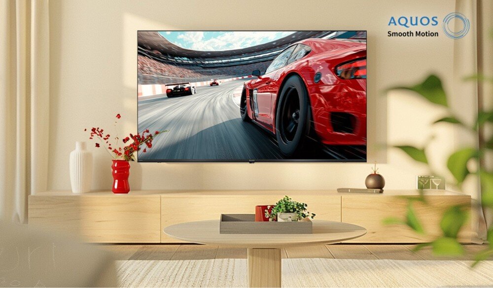 Telewizor SHARP 43HL4765E, AQUOS Smooth Motion, czterordzeniowy procesor, generowanie dodatkowych klatek i płynny ruch, telewizor zawieszony na ścianie w pomieszczeniu