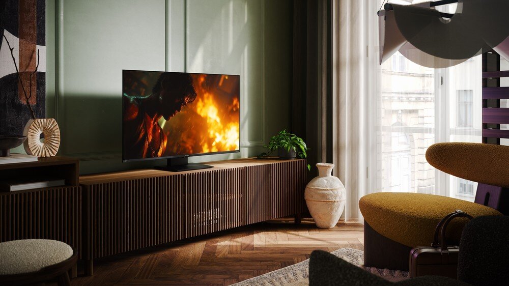 Telewizor SHARP 55JT8765E łączący miniLED i QLED, wysoka jasność, strefowe wygaszanie, głęboka czerń i nasycone kolory, telewizor stojący na komodzie w pomieszczeniu