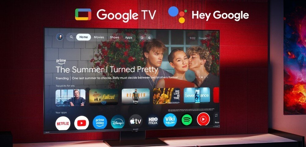 Telewizor SHARP 65JR7765E, Google TV, ponad 7000 aplikacji, Netflix, Disney+, HBO Max, spersonalizowane rekomendacje i Asystent Google, telewizor stojący na komodzie w pomieszczeniu