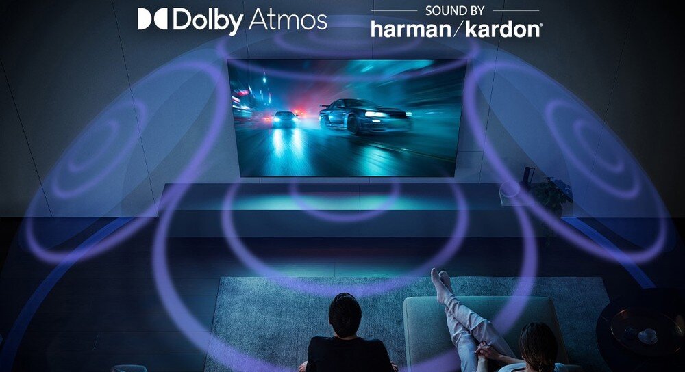 Telewizor SHARP 65JT8765E z dwudrożnym systemem audio Harman/Kardon i Dolby Atmos, wyraźne dialogi, głęboki bas i przestrzenny dźwięk, telewizor zawieszony na ścianie w pomieszczeniu