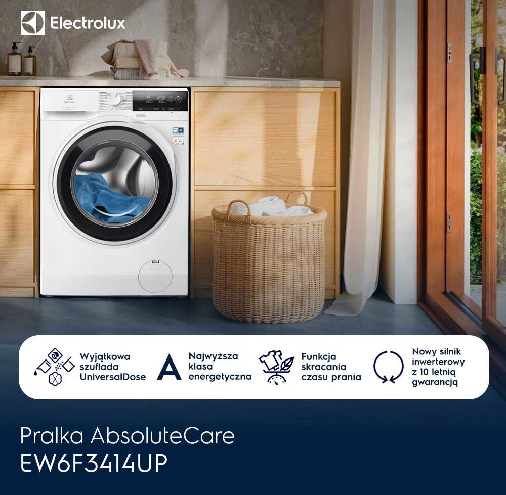 Na obrazie widoczna jest pralka Electrolux umieszczona w drewnianej zabudowie, obok kosza na pranie. Na dole znajdują się ikony z napisami: \'Wyjątkowa szuflada UniversalDose\', \'Najwyższa klasa energetyczna\', \'Funkcja skracania czasu prania\', \'Nowy silnik inwerterowy z 10 letnią gwarancją\'.