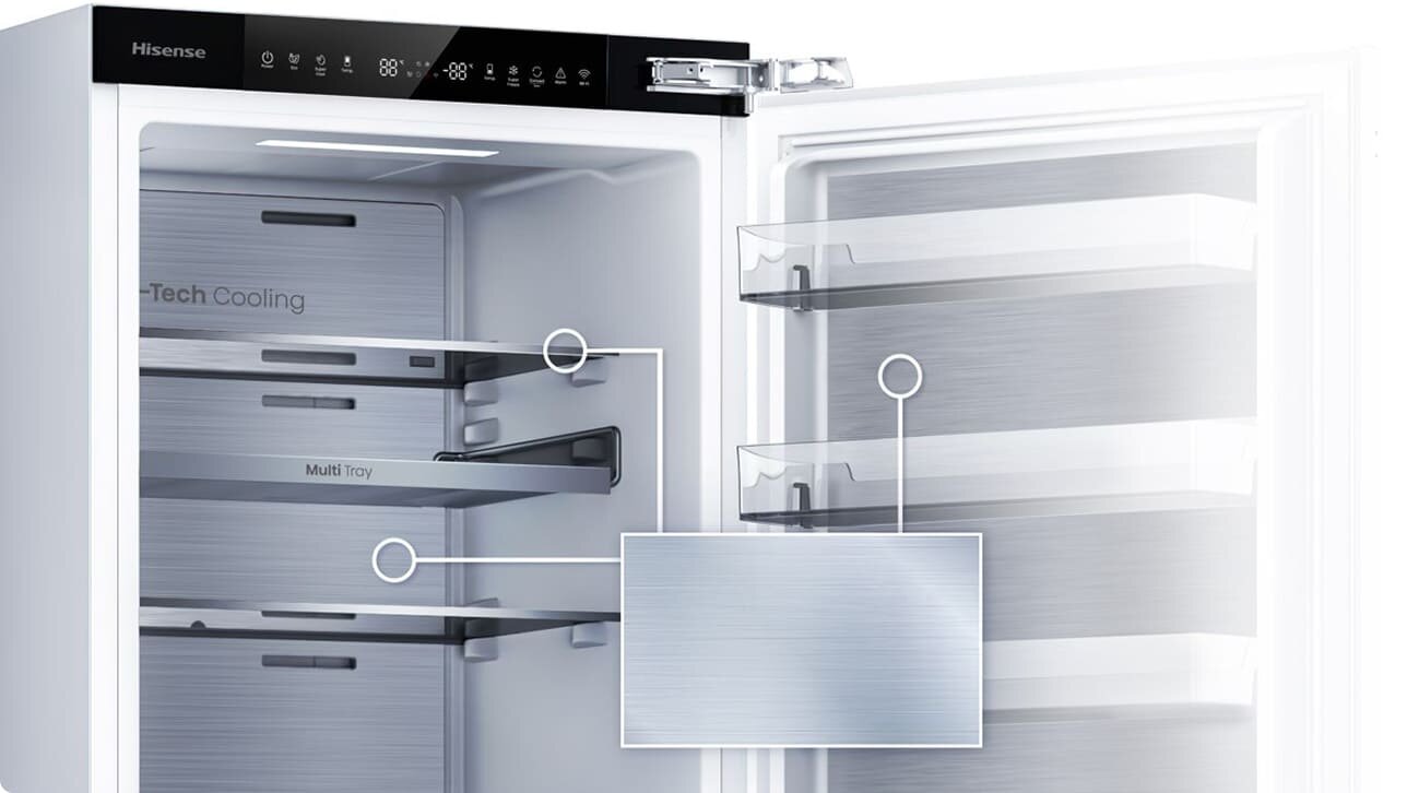 Otwarta lodówka z widocznymi półkami i szufladami, na górze panel z przyciskami dotykowymi. Na wewnętrznej ścianie widoczny napis \'Multi Tray\' oraz \'Tech Cooling\'.