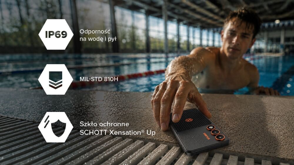 Osoba w basenie sięga po smartfon leżący na brzegu. Obok widoczne są ikony z tekstem: \'IP69 Odporność na wodę i pył\', \'MIL-STD 810H\', \'Szkło ochronne SCHOTT Xensation® Up\'.