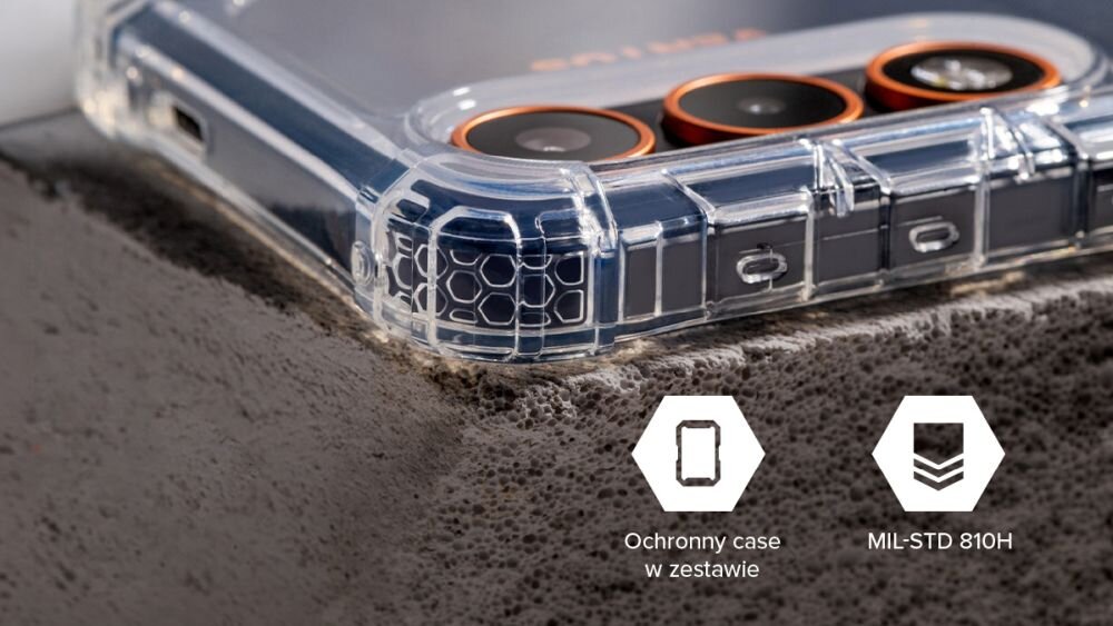 Zbliżenie na przezroczysty ochronny case na smartfonie z widocznymi trzema obiektywami aparatu. Na dole widoczne są ikony z tekstem: \'Ochronny case w zestawie\' oraz \'MIL-STD 810H\'.