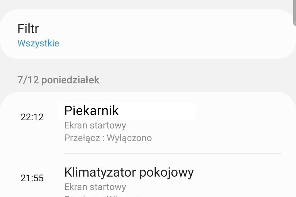 Historia czyszczenia Ekran pokazuje listę urządzeń z datą 7/12 poniedziałek. Widoczne są wpisy: \'Zmywarka\' o 22:12 z informacją \'Przełącz: Wyłączono\' oraz \'Klimatyzator pokojowy\' o 21:55.