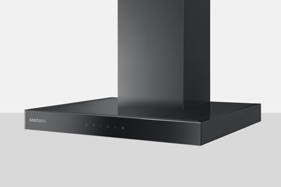 Okap Samsung Czarny okap kuchenny z logo \'SAMSUNG\' na przednim panelu. Panel posiada kilka przycisków dotykowych i wskaźników świetlnych.