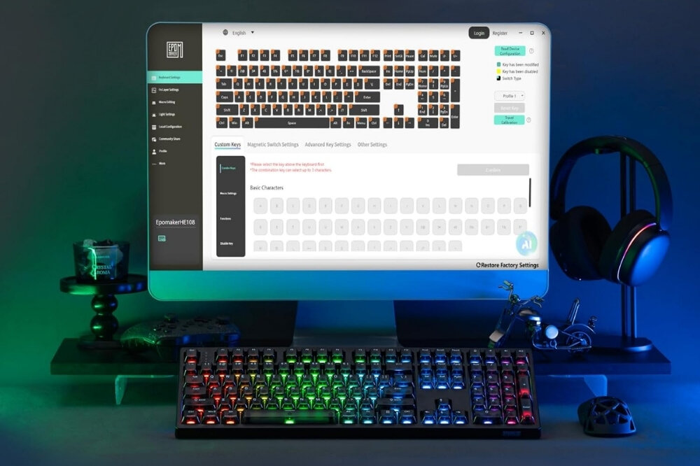 Na biurku znajduje się klawiatura z podświetleniem RGB, przed monitorem wyświetlającym interfejs oprogramowania do konfiguracji klawiatury. Obok monitora stoją słuchawki na stojaku oraz mysz komputerowa.