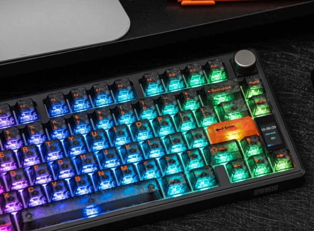 Klawiatura mechaniczna z podświetleniem RGB, z widocznymi klawiszami oznaczonymi literami i symbolami. Na klawiszu Enter widoczny jest napis \'Enter\', a na wyświetlaczu czas 10:06:29.