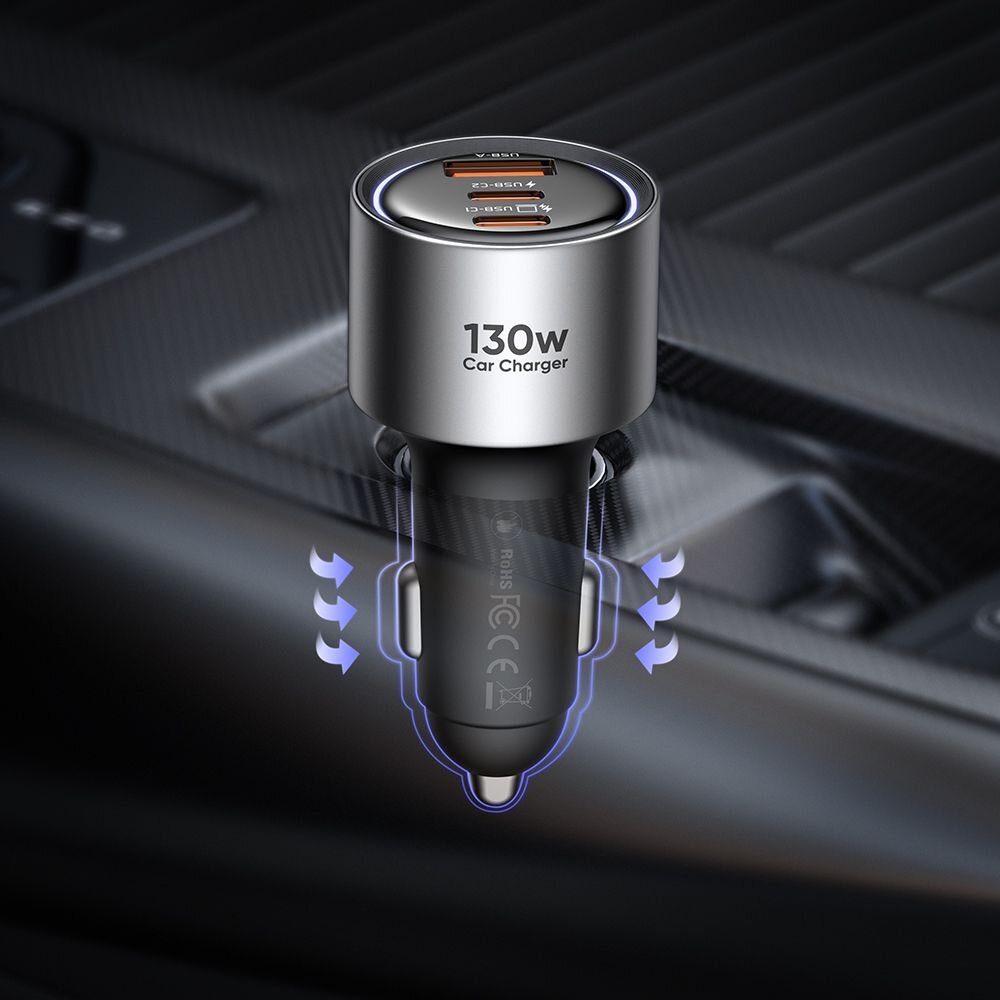 Srebrna ładowarka samochodowa z napisem \'130W Car Charger\' oraz trzema portami: dwoma USB-C i jednym USB-A. Widoczne są niebieskie strzałki wskazujące przepływ powietrza.