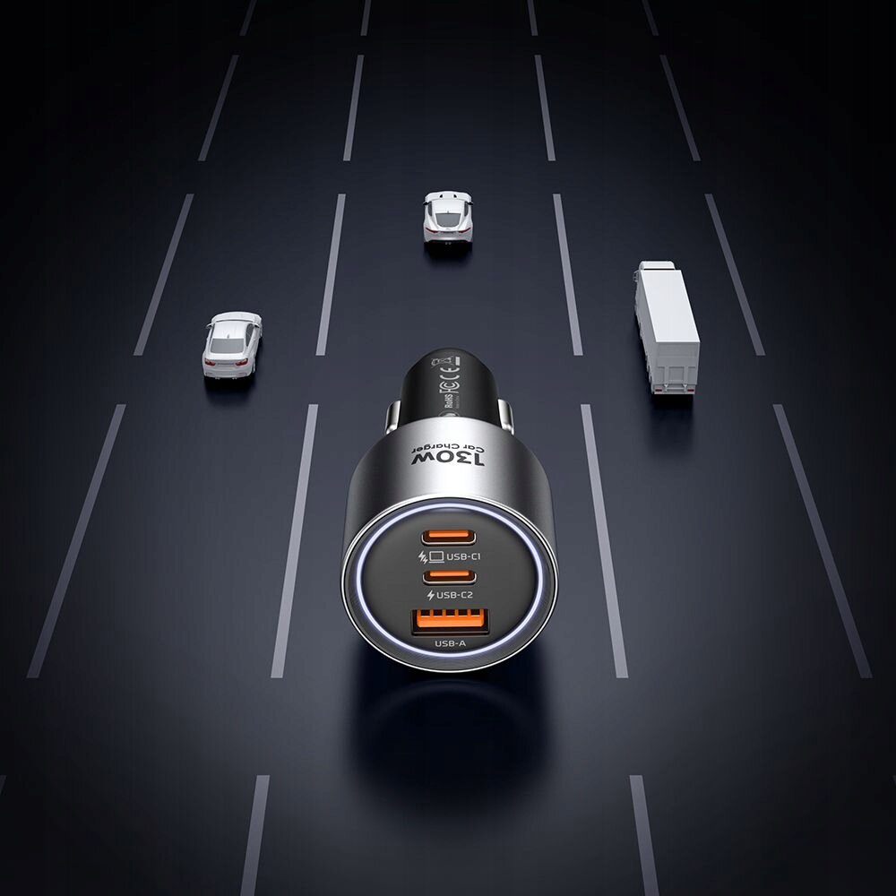 Na ciemnym tle przedstawiona jest ładowarka samochodowa z trzema portami: dwoma USB-C i jednym USB-A. Na ładowarce widoczny jest napis \'130W Car Charger\'.