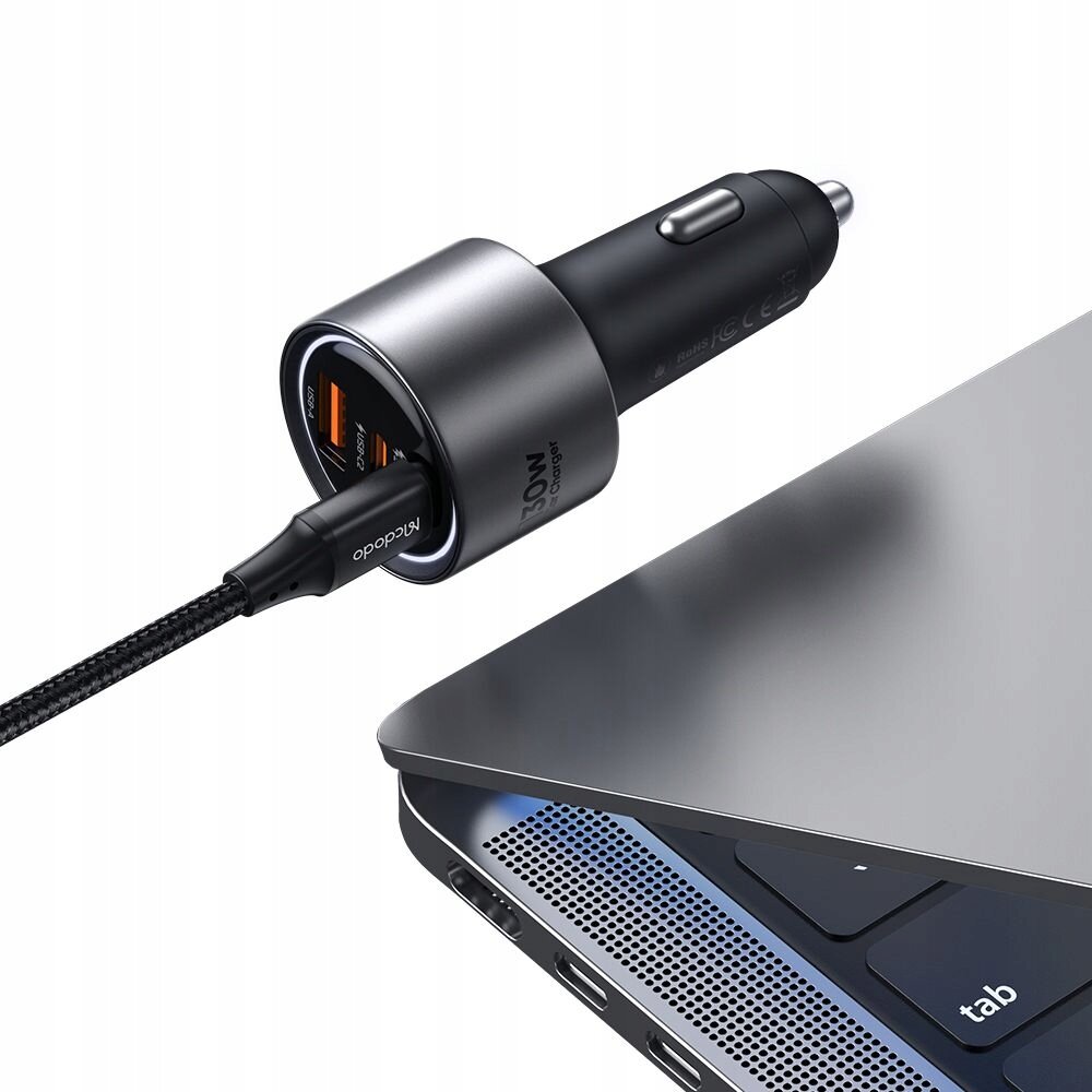Na obrazie widoczna jest szybka ładowarka samochodowa z dwoma portami USB-C i jednym USB-A, podłączona do laptopa. Na ładowarce widnieje napis \'130W\'.