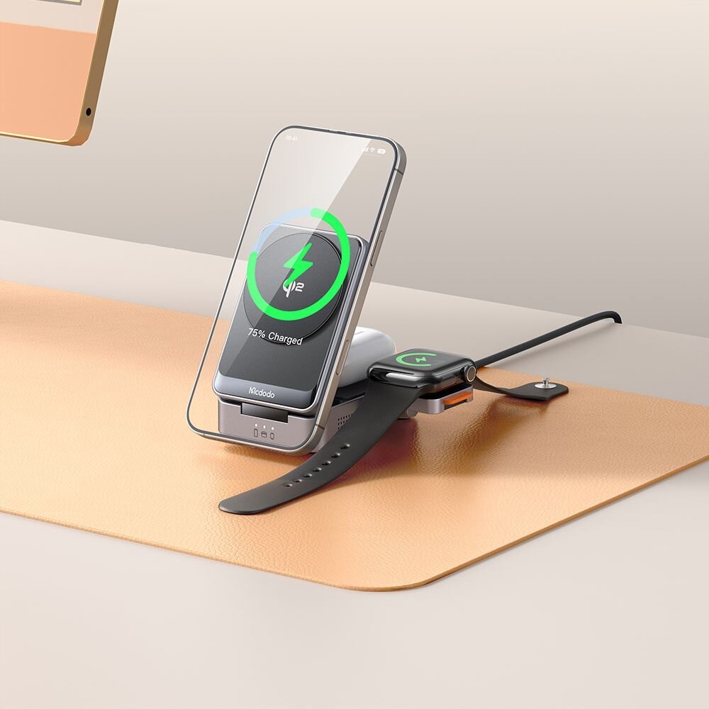 Na obrazie znajduje się ładowarka indukcyjna z telefonem i zegarkiem na stacji dokującej. Na ekranie telefonu widoczny jest napis \'75% Charged\' oraz logo \'Mcdodo\'.