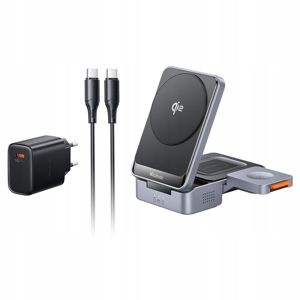 Na obrazie znajduje się ładowarka indukcyjna z logo \'qi2\' oraz napis \'Mcdodo\', obok której leży czarny adapter z dwoma kablami USB-C.