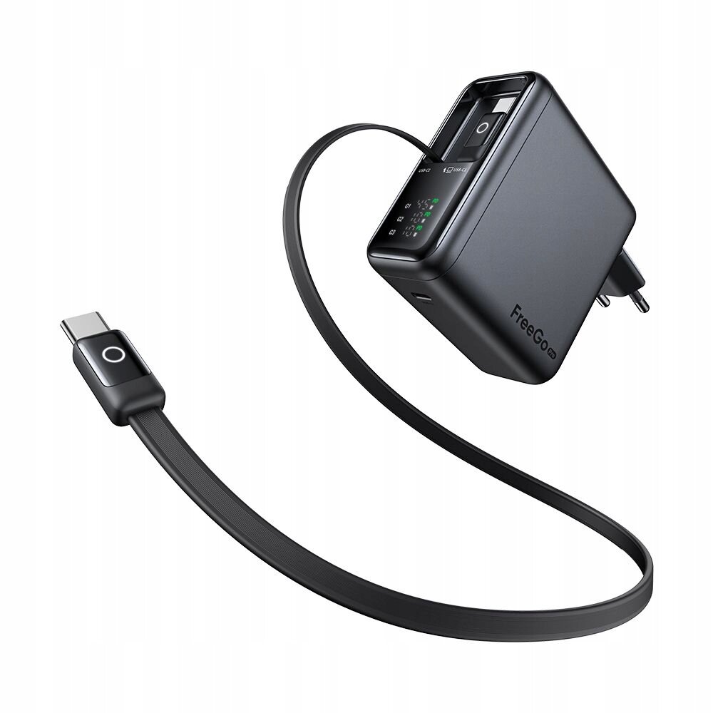 Czarna ładowarka sieciowa z trzema portami USB-C i kablem USB-C. Na obudowie widoczne jest logo \'FreeGo\'.