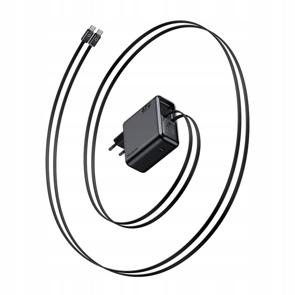 Na obrazie widoczna jest czarna ładowarka sieciowa z trzema portami USB-C oraz dwa czarne kable. Na ładowarce znajduje się napis \'Mcdodo\' oraz oznaczenie \'67W\'.
