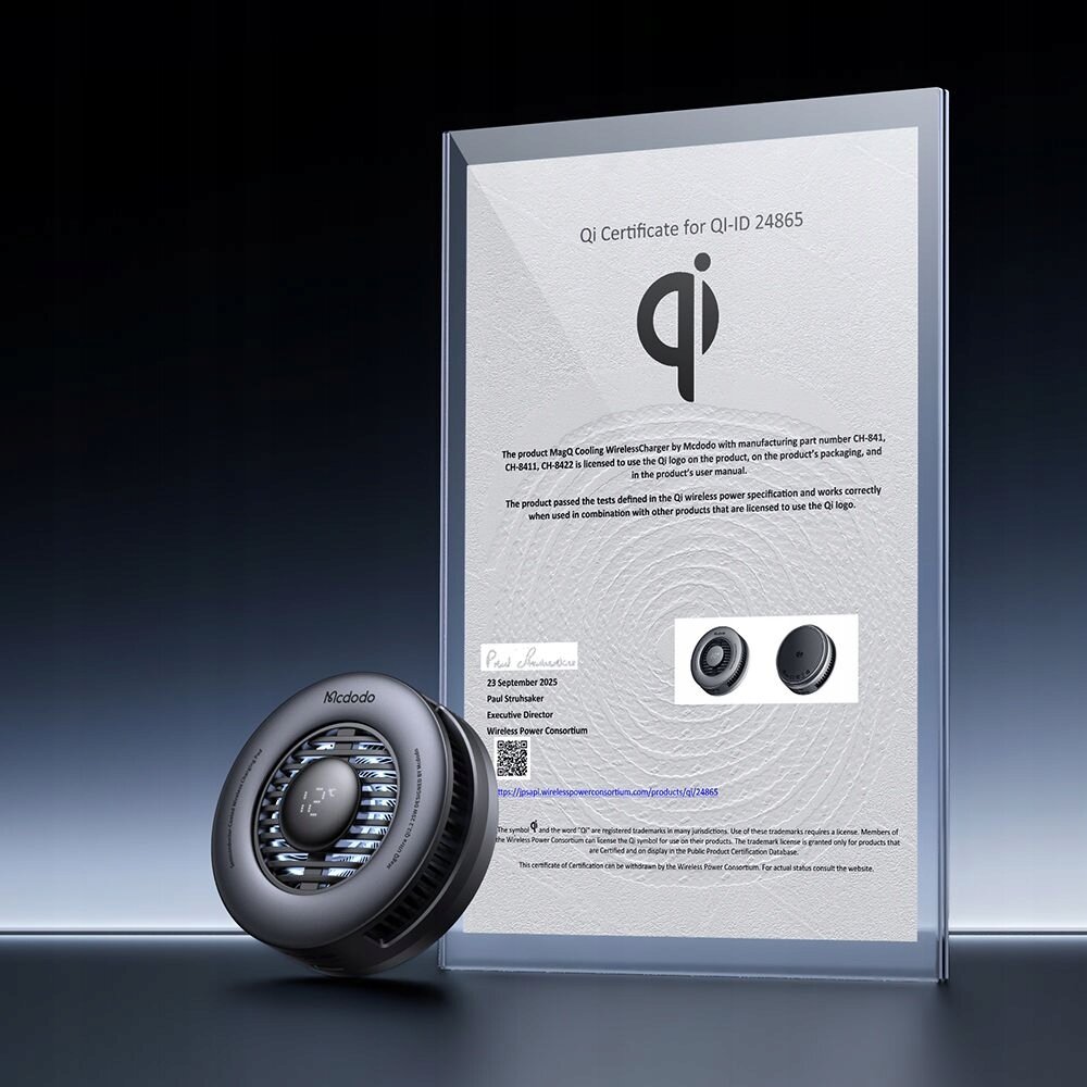 Na obrazie widoczna jest okrągła ładowarka z napisem \'Mcdodo\' oraz certyfikat Qi z tekstem: \'Qi Certificate for QI-ID 24865\'.
