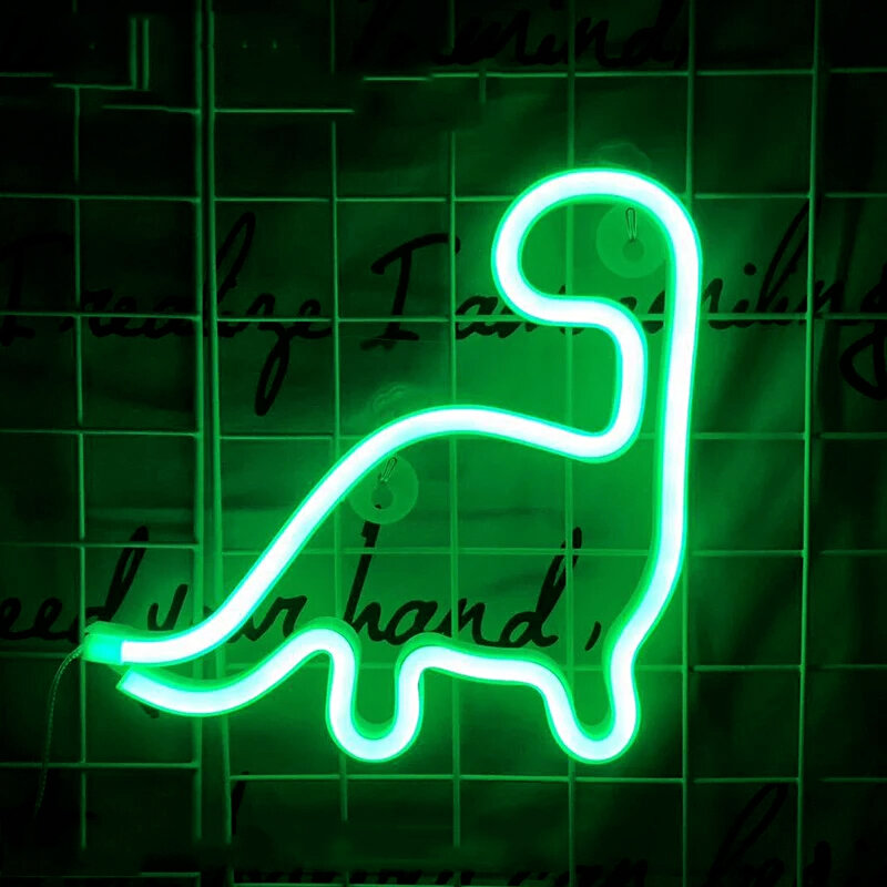 Neonowa lampka LED w kształcie dinozaura świeci jasnozielonym światłem na tle siatki z widocznym tekstem w tle. Lampka ma kształt przypominający diplodoka lub brachiozaura.