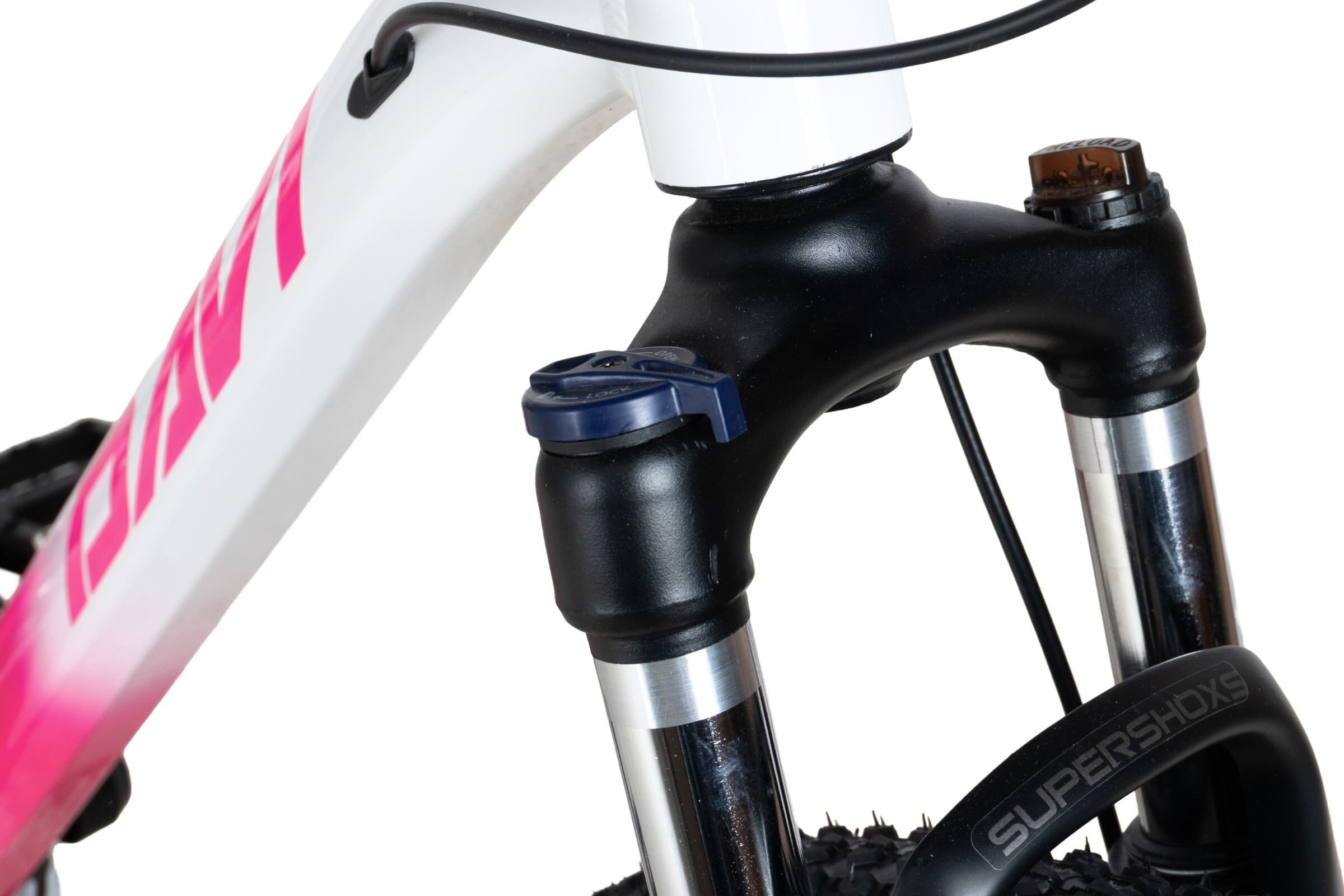 Zbliżenie na przedni amortyzator roweru z widocznym napisem \'SUPERSHOX\' na oponie. Rama roweru jest biało-różowa z widocznym fragmentem napisu.