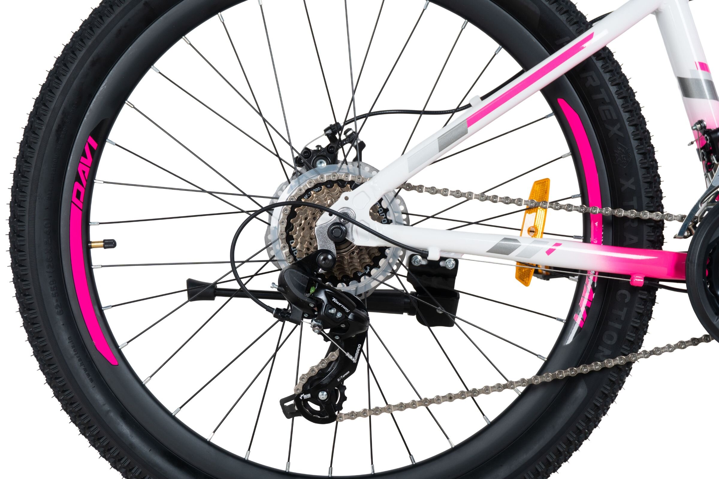 Zbliżenie na tylne koło roweru górskiego z widocznym mechanizmem przerzutki i łańcuchem. Na oponie widoczny jest napis \'DAVI\'.
