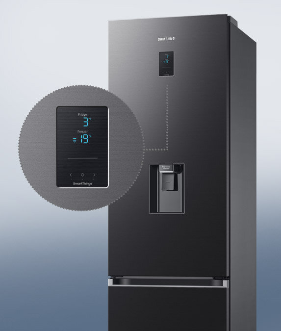 Zewnętrzny panel sterowania Samsung RB38C650EB1 zapewnia pełną kontrolę nad ustawieniami lodówki Grafitowa lodówka z wyświetlaczem temperatury i podajnikiem wody. Na wyświetlaczu widoczna jest temperatura: Fridge 3°C, Freezer -19°C, SmartThings.