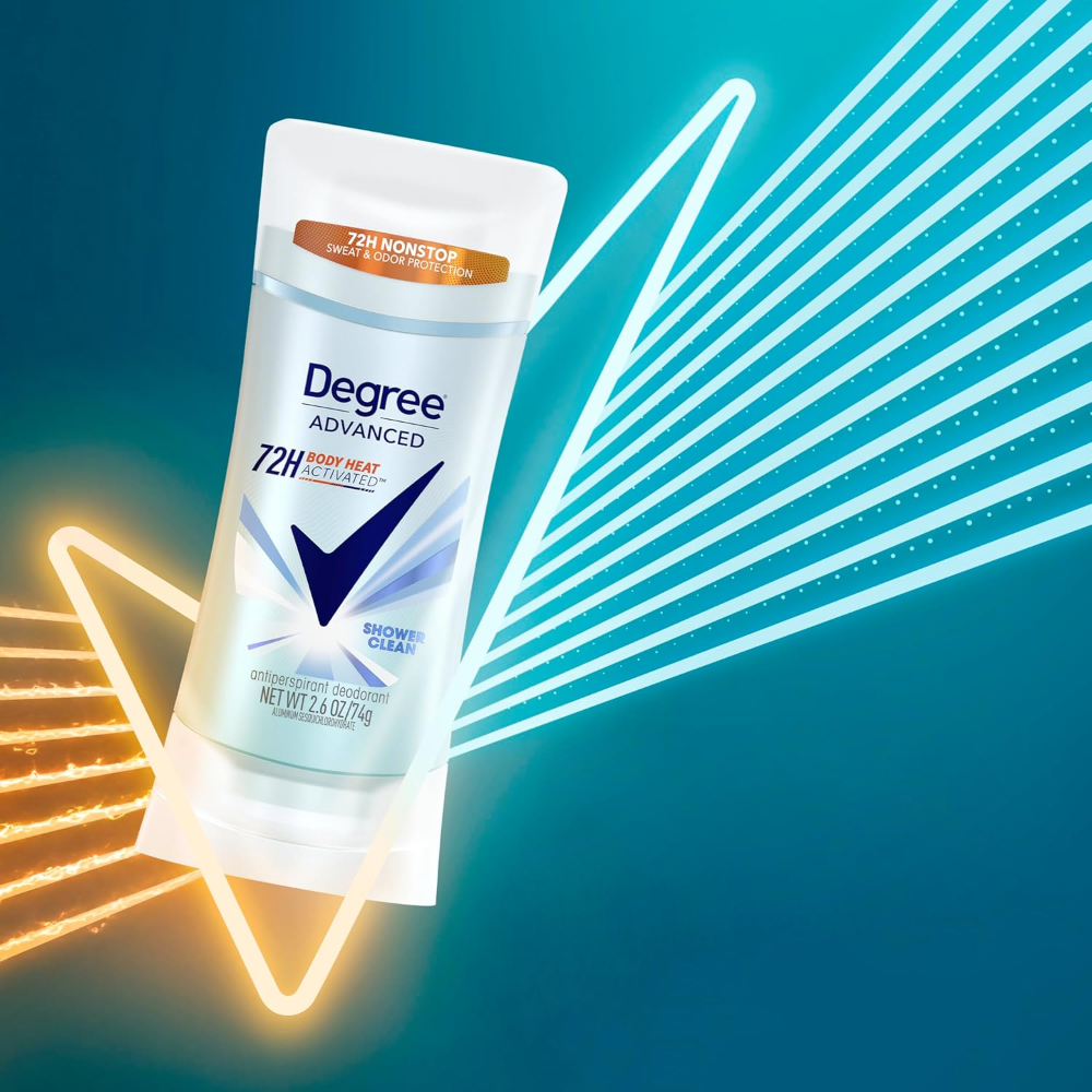 Na obrazie widoczny jest antyperspirant w sztyfcie z napisem \'Degree Advanced 72H Body Heat Activated Shower Clean\'. Tło jest niebieskie z geometrycznymi wzorami w jasnych kolorach.