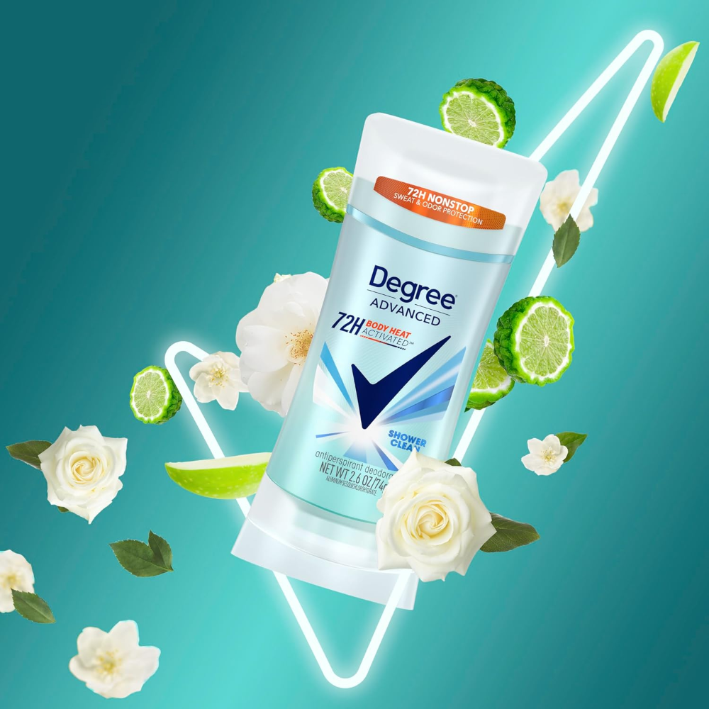 Na obrazie widoczny jest antyperspirant Degree Advanced z napisem \'72H Body Heat Activated\' oraz \'Shower Clean\'. W tle znajdują się kwiaty i plastry limonki na turkusowym tle.