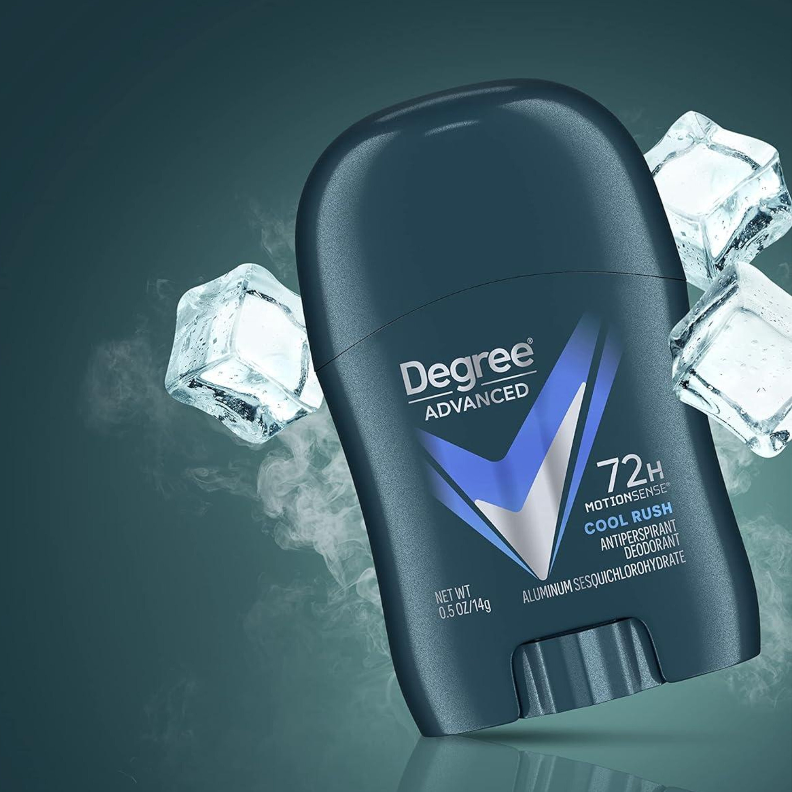 Na obrazie widoczny jest antyperspirant w sztyfcie z napisem \'Degree Advanced 72H MotionSense Cool Rush Antiperspirant Deodorant\'. W tle znajdują się kostki lodu i para, co sugeruje efekt chłodzenia.