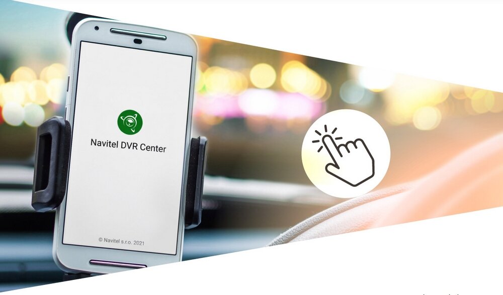 Smartfon w uchwycie samochodowym z wyświetlonym logo i napisem \'Navitel DVR Center\'. Obok znajduje się ikona dłoni wskazującej palcem na okrągłym tle.
