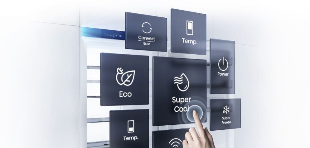 Interfejs dotykowy lodówki z ikonami i napisami: Convert, Temp., Eco, Super Cool, Power, Super Freeze. Widoczna jest ręka dotykająca ikonę Super Cool.