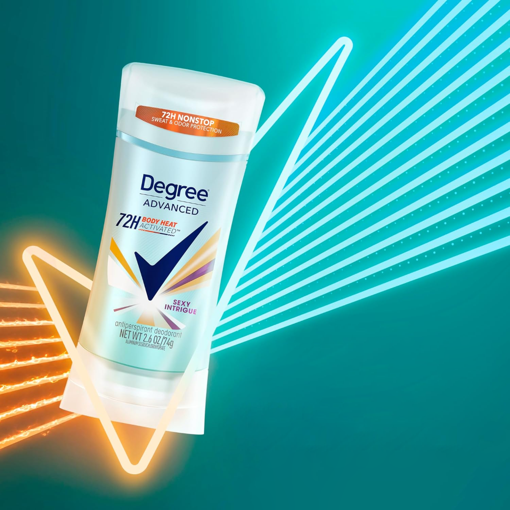 Na obrazie widoczny jest antyperspirant w sztyfcie z napisem \'Degree Advanced 72H Body Heat Activated Sexy Intrigue\'. Tło jest turkusowe z geometrycznymi wzorami w kolorach pomarańczowym i niebieskim.
