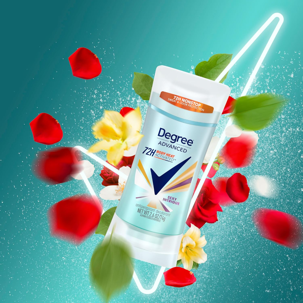 Opakowanie antyperspirantu Degree Advanced 72H Body Heat Activated Sexy Intrigue 74 g otoczone płatkami róż i kwiatami na tle z neonowym wzorem. Na opakowaniu widoczny jest napis \'72H NONSTOP SWEAT & ODOR PROTECTION\'.