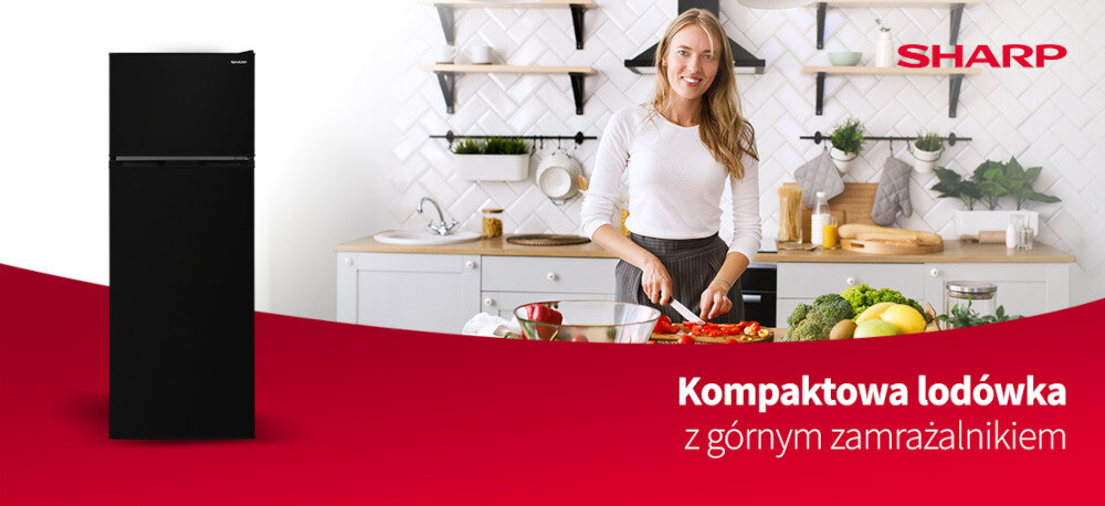 Obraz przedstawia czarną lodówkę na czerwonym tle oraz osobę krojącą warzywa w kuchni. Widoczny jest tekst: \'Kompaktowa lodówka z górnym zamrażalnikiem\' oraz logo SHARP.