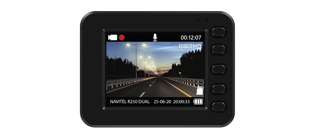 Obraz przedstawia ekran wideorejestratora z widokiem na drogę oświetloną latarniami. Na ekranie widoczny jest tekst: \'NAVITEL R250 DUAL 25-06-20 20:00:33\'.