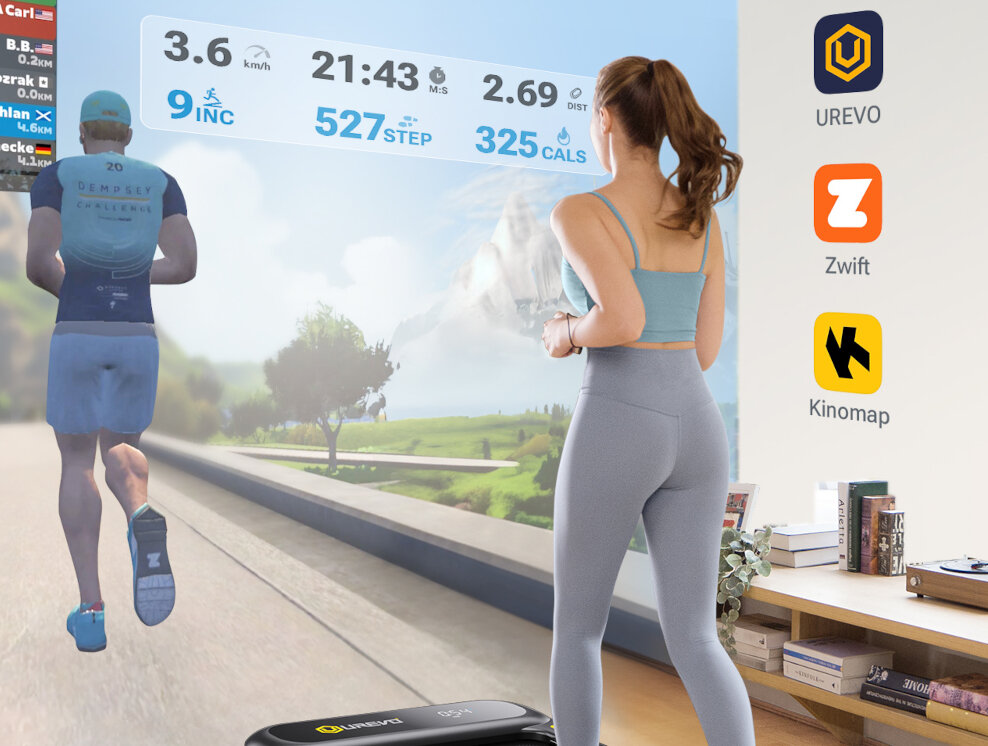 Osoba ćwiczy na bieżni przed dużym ekranem, na którym wyświetlany jest wirtualny bieg z danymi: 3.6 km/h, 21:43 min, 2.69 km, 9 INC, 527 STEP, 325 CALS. Na ścianie widoczne są loga: UREVO, Zwift, Kinomap.