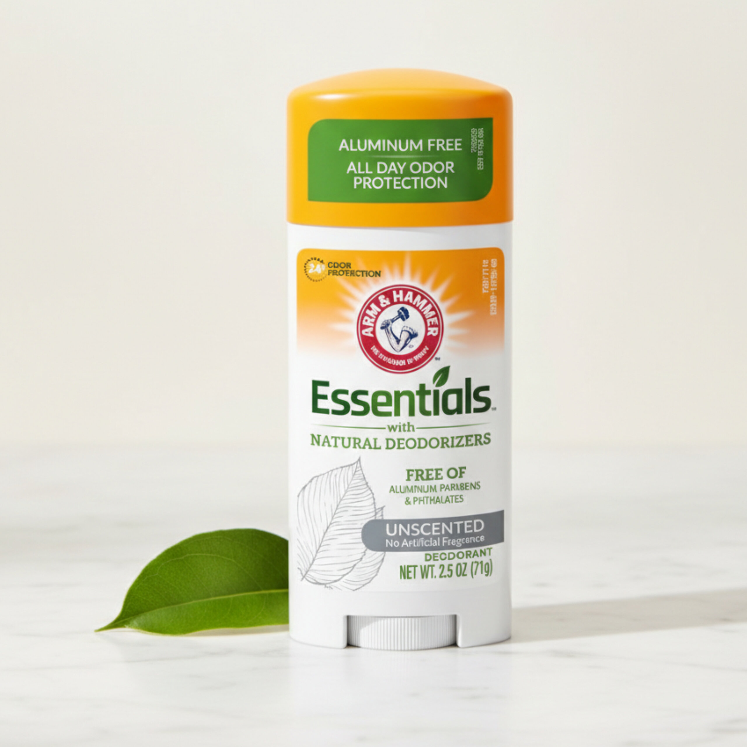 Dezodorant w sztyfcie Essentials ARM&HAMMER o pojemności 71 g, z napisem \'ALUMINUM FREE ALL DAY ODOR PROTECTION\'. Widoczne są liście na tle białej powierzchni.
