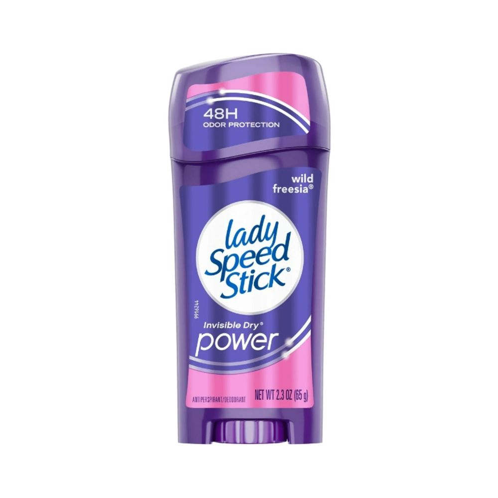 Fioletowy antyperspirant w sztyfcie z napisem \'Lady Speed Stick Invisible Dry Power\'. Widoczne są również napisy \'48H Odor Protection\', \'wild freesia\' oraz \'NET WT 2.3 OZ (65 g)\'.
