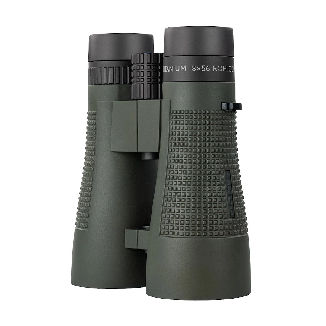 Lornetka w kolorze zielonym z teksturą na uchwytach, z widocznym napisem \'TITANIUM 8x56 ROH\'.