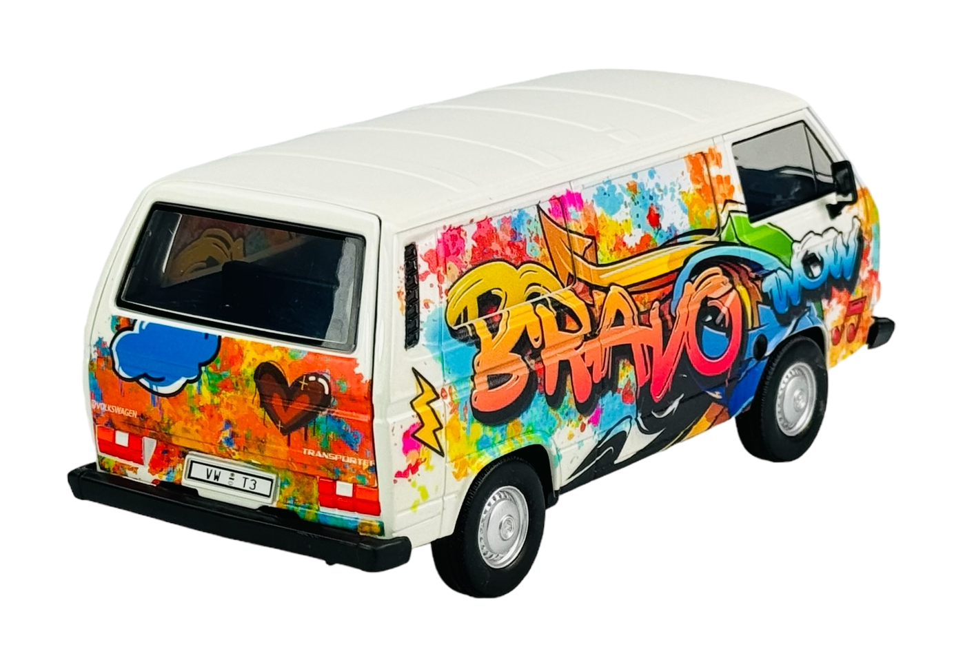 Model samochodu Volkswagen Transporter T3 z kolorowym graffiti na białym tle. Na tylnej części pojazdu widoczny jest napis \'BRAVO\' oraz tablica rejestracyjna z napisem \'VW T3\'.