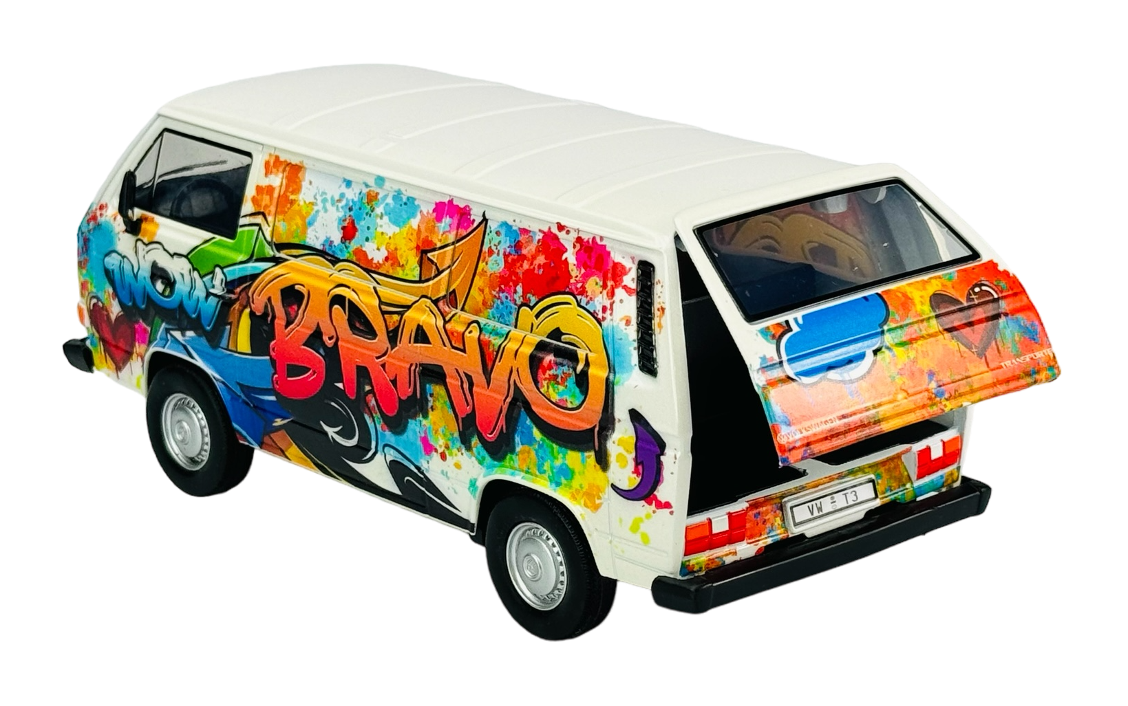 Model samochodu dostawczego z kolorowym graffiti na białym tle, z napisem \'BRAVO\' na boku. Tylne drzwi są otwarte, a na tablicy rejestracyjnej widnieje napis \'VW T3\'.